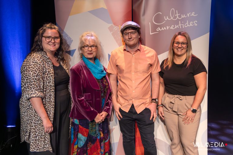 PRIX RELÈVE : Dominique Gagné-Supper administratrice de Culture Laurentides Martine Laval et Marie-Pier Lamarche, représentantes des sociétés nationales des Québécoises et des québécois - région des Laurentides et des Hautes-Rivières et Kevin Lajoie, lauréat.