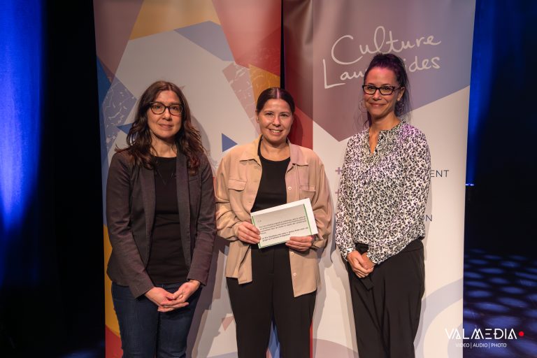 PRIX EXCELLENCE : Mélanie Séguin, administratrice de Culture Laurentides, Jessica Peters, lauréate et Nadine Deschamps, coordonnatrice régionale, direction de contenu éditorial et partenariats pour Télé-Québec