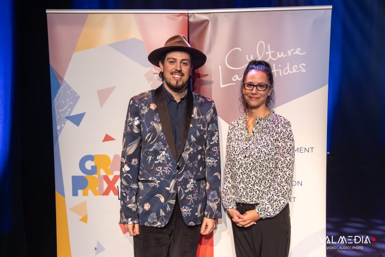 PRIX RÉSIDENCE DE CRÉATION ESPACE CULTUREL SAINT-GILLES : ARAMIS, lauréat et Nadine Deschamps, coordonnatrice régionale, direction de contenu éditorial et partenariats pour Télé-Québec