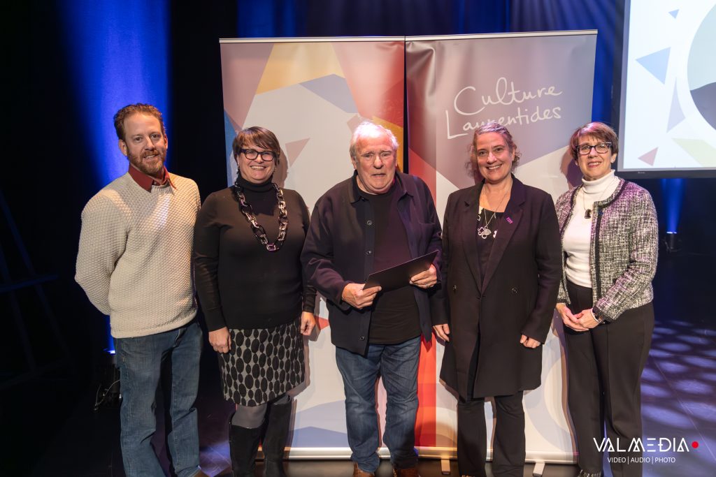 PRIX PASSION : Hugo Paquette, conseiller politique pour France-Élaine Duranceau, députée de Bertrand, JoAnn Turnbull administratrice de Culture Laurentides, Paul Carle, lauréat, Agnès Grondin députée d’Argenteuil, Andrée Godin directrice du bureau de circonscription et attachée politique d’Éric Girard député de Groulx.