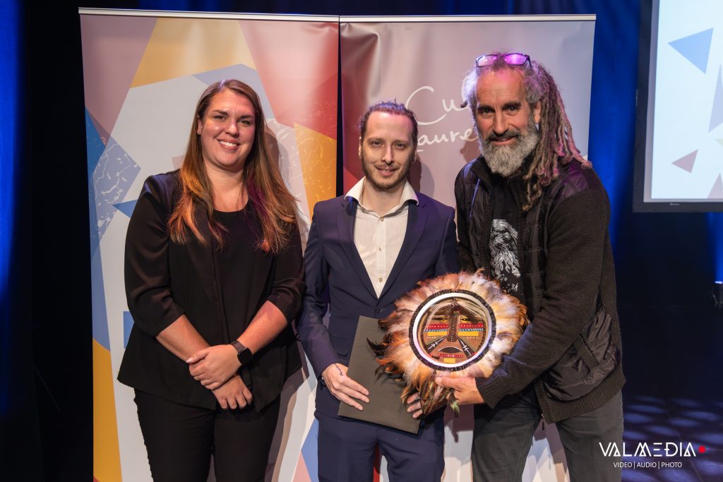 PRIX ORGANISME : Valérie Laflamme, administratrice de Culture Laurentides  Jean-Christophe Saint-James, directeur du Musée d’Argenteuil (laureat)  et Robert Simard (historien) | œuvre intitulée Le chaman, de l’artiste Diane Brodeur.