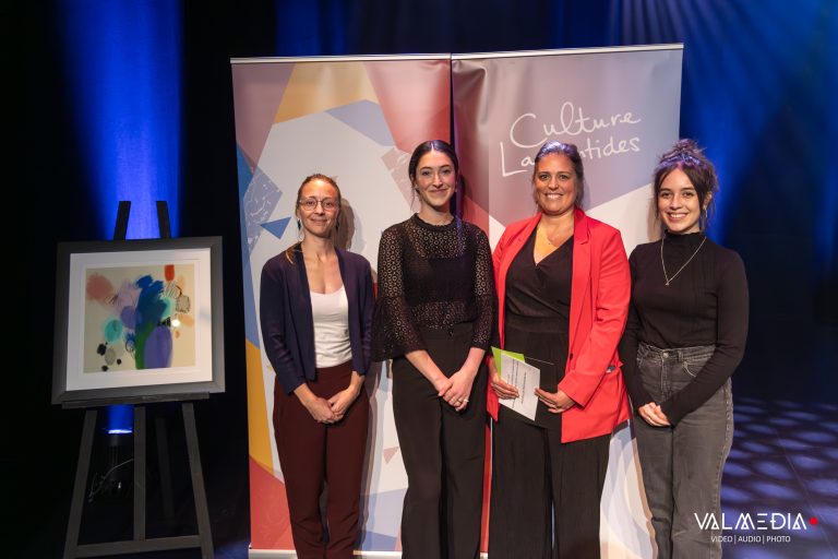 PRIX ART-EDUCATION : Caroline Dusseault, administratrice de Culture Laurentides, CEGEP DE ST-JEROME , lauréat | Genevieve Tremblay, enseignante accompagnée de ses élèves) | œuvre intitulée Mai, de l’artiste Julie Beauchemin