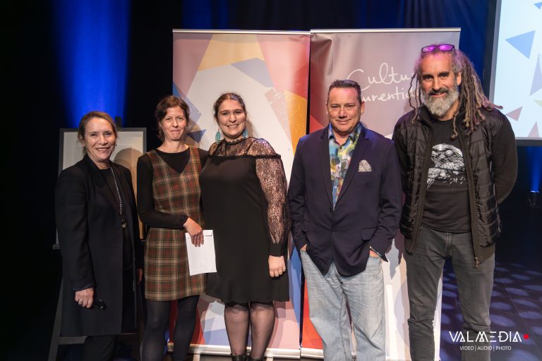 PRIX MUNICIPALITÉ : Manon Lefebvre, administratrice de Culture Laurentides MRC ARGENTEUIL, lauréate, Geneviève Grenier (Agente de développement culturel), Flavie Vaudry (Agente de développement en patrimoine immobilier) Scott Pearce (préfet de la MRC d’Argenteuil et maire de Gore) et Robert Simard (Historien) | œuvre intitulée LA FEMME AIGLE, de l'artiste Yves Paquin