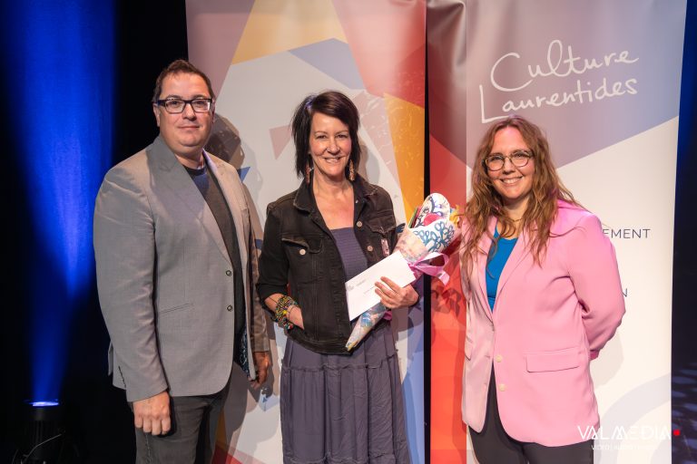 PRIX CALQ – Artiste de l’année 2024 : Alexandre Gélinas, président de Culture Laurentides, Isabelle Gagné, lauréate, Madame Caroline Simard, chargée de programmes à la Direction du soutien aux organismes de création et de production au Conseil des arts et des lettres du Québec.